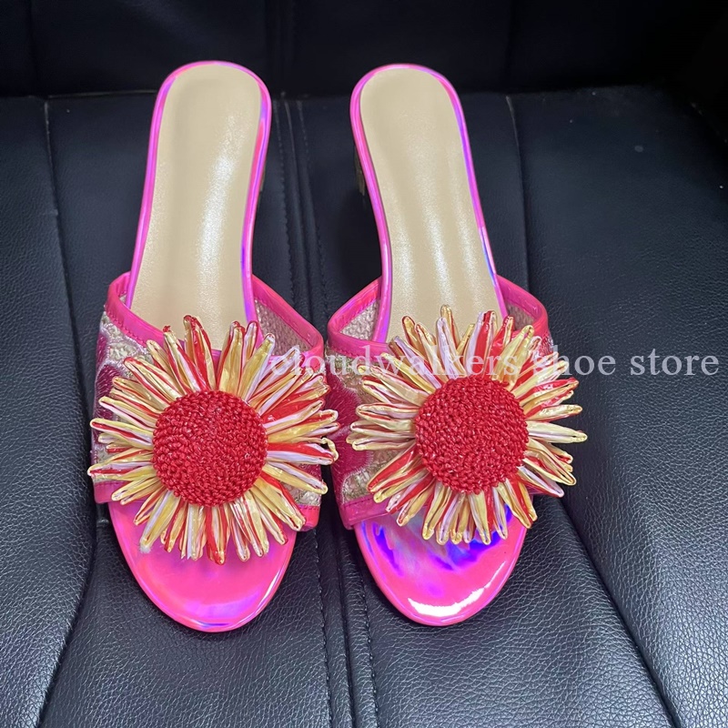 Embroidery Design Free - รองเท้าแตะฤดูร้อนประดับดอกทานตะวัน ปักลายสีรุ้ง ด้านบนลายดอกไม้เพ้นท์มือ ส้นทรงเหลี่ยม ดีไซน์ขี้เล่น รองเท้าแตะแบบเปิดนิ้วเท้า