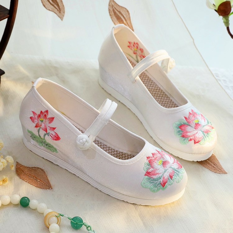 Embroidery Print - รองเท้าส้นเตารีดแบบแมรี่เจนปักลายดอกบัวสีขาวและเขียวสำหรับผู้หญิง ปี 2026 สไตล์โอเรียนทัล รองเท้าฮั่นฝูแบบจีน รองเท้าลำลองแบบสวม