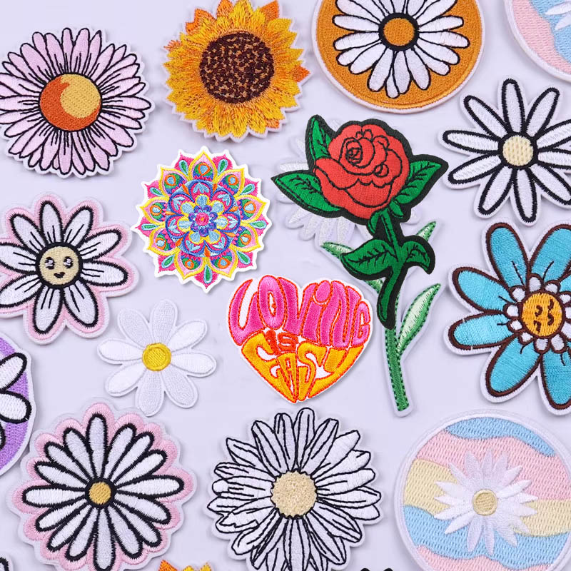 Embroidery Daisy Flower - แผ่นปักลายดอกเดซี่ขนาดเล็กแผ่นรีดติดเสื้อผ้าแผ่นปะติดแบบ DIY สำหรับเสื้อผ้าแผ่นปะที่หลอมละลายรูปดอกทานตะวันอุปกรณ์เสริมเสื้อผ้า
