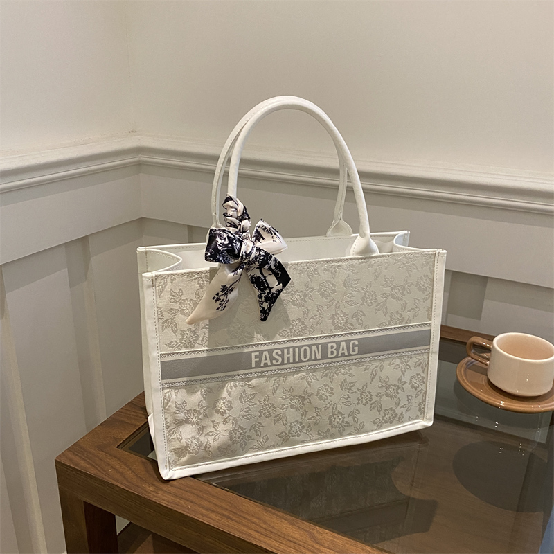 กระเป๋าโท้ทผู้หญิงสุดหรู ดีไซน - Embroidery On Leather บทวิจารณ์และราคา